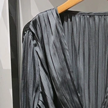 2023 Ранняя осень Женское черное плиссированное платье с V-образным вырезом и высокой талией нестандартной формы