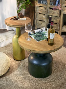 Несколько креативных чайных столиков в углу антикварного дивана на маленьком деревянном круглом столике из бревенчатого дерева в стиле ретро